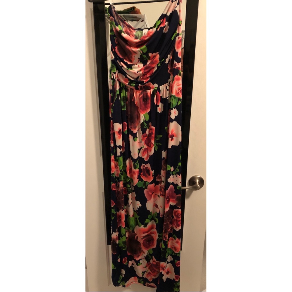 Maxi strapless floral dress.